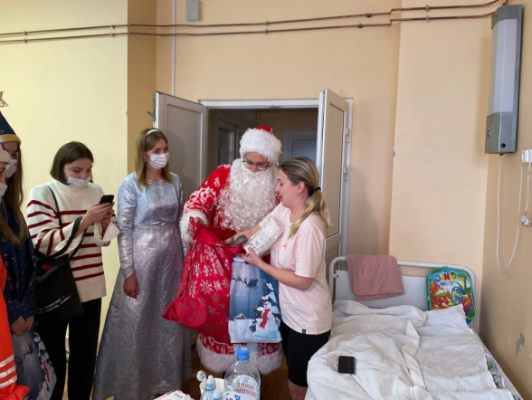 Сказка в Новый год: к маленьким пациентам Педиатрического университета пришел Дед Мороз 1