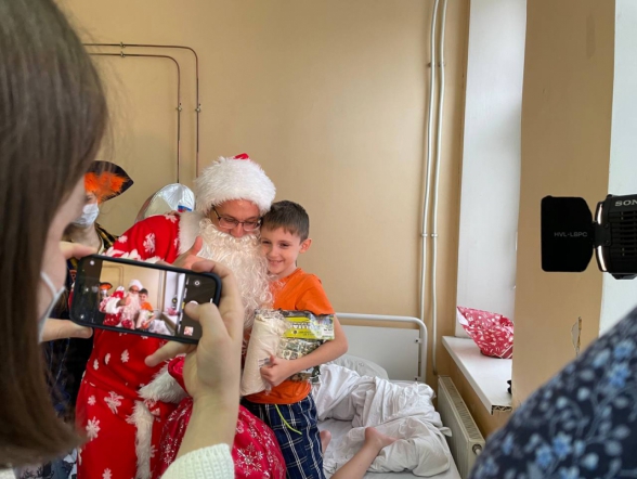 Сказка в Новый год: к маленьким пациентам Педиатрического университета пришел Дед Мороз 2