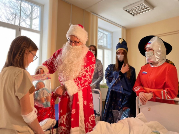Сказка в Новый год: к маленьким пациентам Педиатрического университета пришел Дед Мороз 5