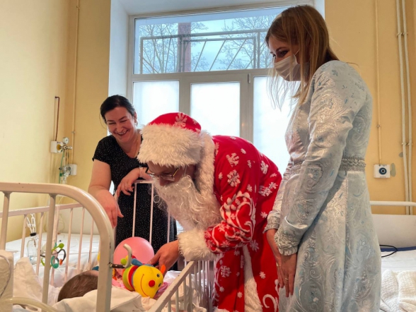 Сказка в Новый год: к маленьким пациентам Педиатрического университета пришел Дед Мороз 7
