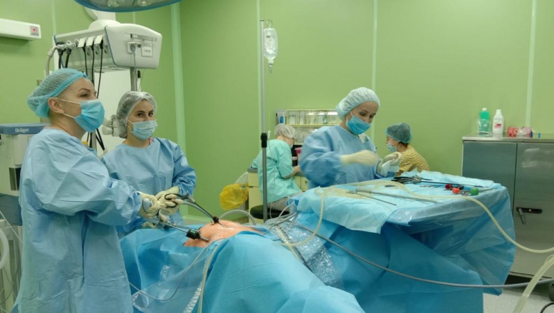 Врачи-гинекологи Педиатрического университета удалили гигантскую опухоль яичника 16-летней беременной пациентке