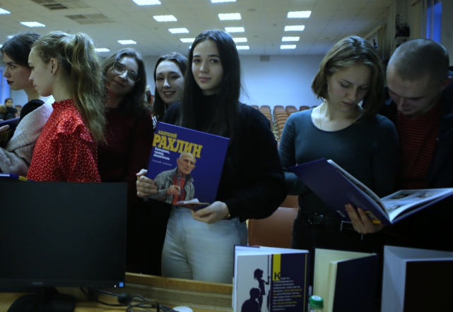 Круглый стол на тему «Книги и здоровье. Постижение смыслов и себя через чтение» прошел в Педиатрическом университете 13