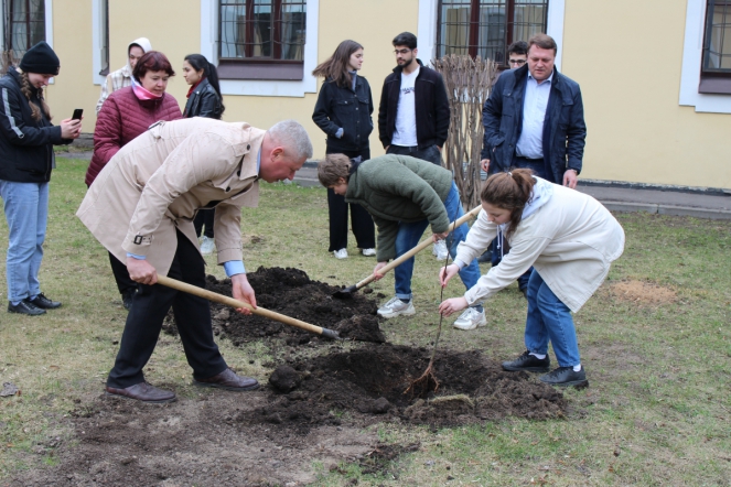 В преддверии Дня Земли в Педиатрическом университете открыли Вавиловский сквер 7