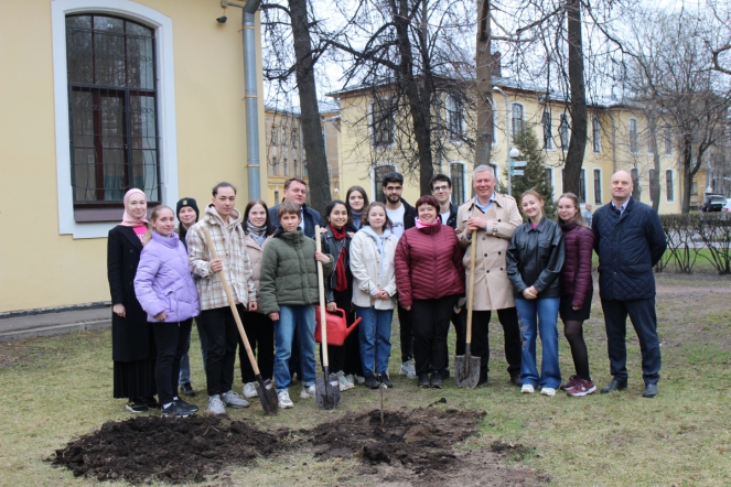 В преддверии Дня Земли в Педиатрическом университете открыли Вавиловский сквер 10