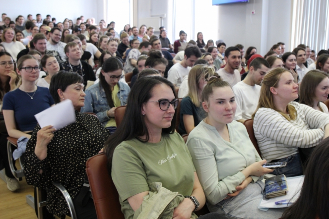 Студенты старших курсов и ординаторы  Педиатрического университета встретились с заместителем председателя Комитета по здравоохранению Санкт-Петербурга Алексеем Терешиным