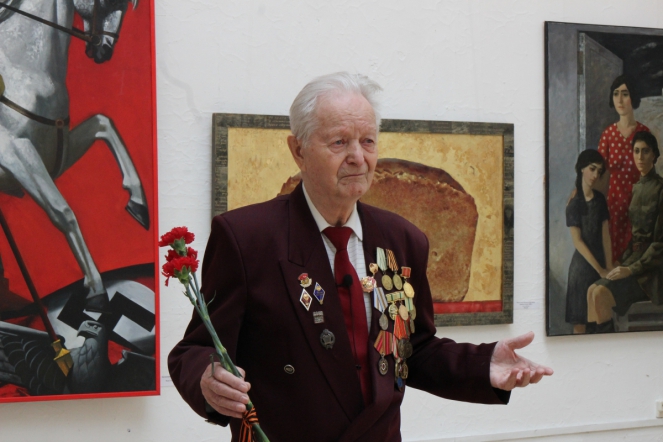 Свет Тихвинский посетил выставку ко Дню Победы в Союзе художников 7