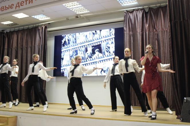 Студенты Педиатрического университета исполнили песни о мире, весне и любви к жизни 14