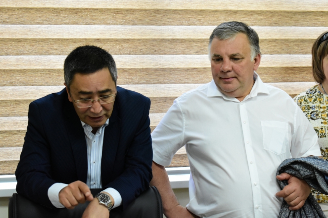 Дмитрий Иванов поздравил пациентов клиники Ташкентского педиатрического медицинского института с Днём защиты детей 2