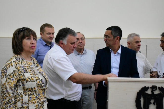 Дмитрий Иванов поздравил пациентов клиники Ташкентского педиатрического медицинского института с Днём защиты детей 6