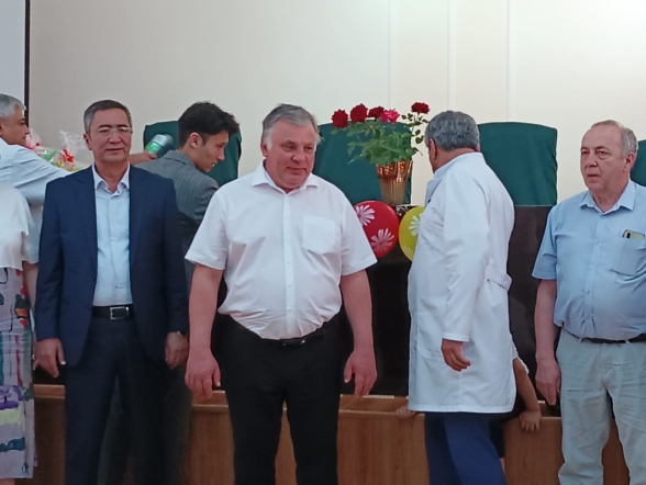 Дмитрий Иванов поздравил пациентов клиники Ташкентского педиатрического медицинского института с Днём защиты детей 11