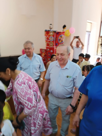 Дмитрий Иванов поздравил пациентов клиники Ташкентского педиатрического медицинского института с Днём защиты детей 12