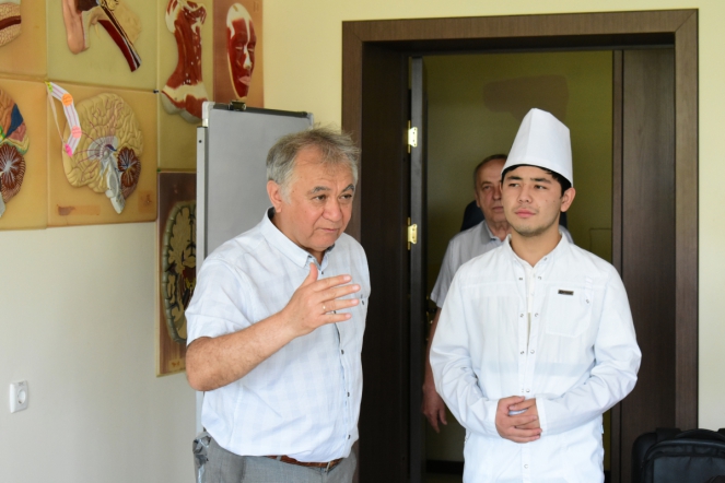 Дмитрий Иванов поздравил пациентов клиники Ташкентского педиатрического медицинского института с Днём защиты детей 13