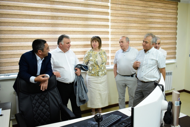 Дмитрий Иванов поздравил пациентов клиники Ташкентского педиатрического медицинского института с Днём защиты детей 19