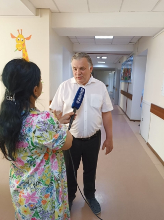 Дмитрий Иванов поздравил пациентов клиники Ташкентского педиатрического медицинского института с Днём защиты детей 20