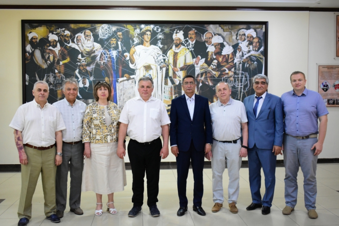 Дмитрий Иванов поздравил пациентов клиники Ташкентского педиатрического медицинского института с Днём защиты детей 23