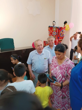 Дмитрий Иванов поздравил пациентов клиники Ташкентского педиатрического медицинского института с Днём защиты детей 24