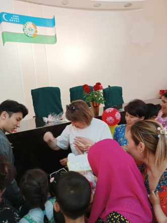 Дмитрий Иванов поздравил пациентов клиники Ташкентского педиатрического медицинского института с Днём защиты детей 26