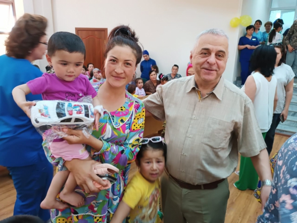 Дмитрий Иванов поздравил пациентов клиники Ташкентского педиатрического медицинского института с Днём защиты детей 31