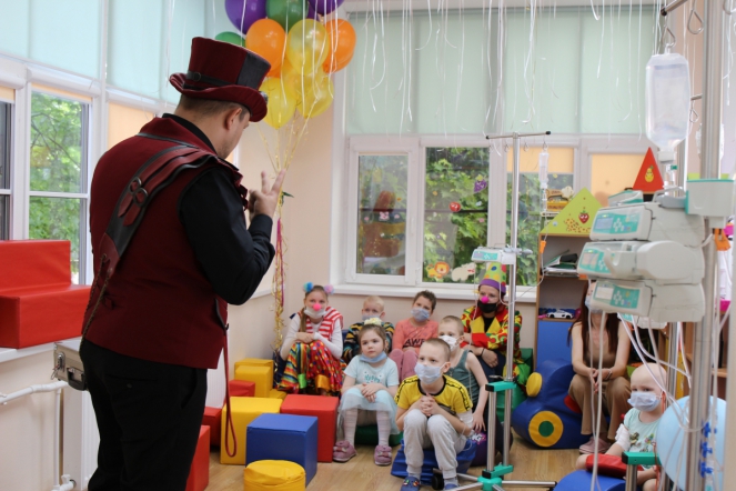 Пациентов онкогематологического отделения Педиатрического университета поздравили с Днем защиты детей 3