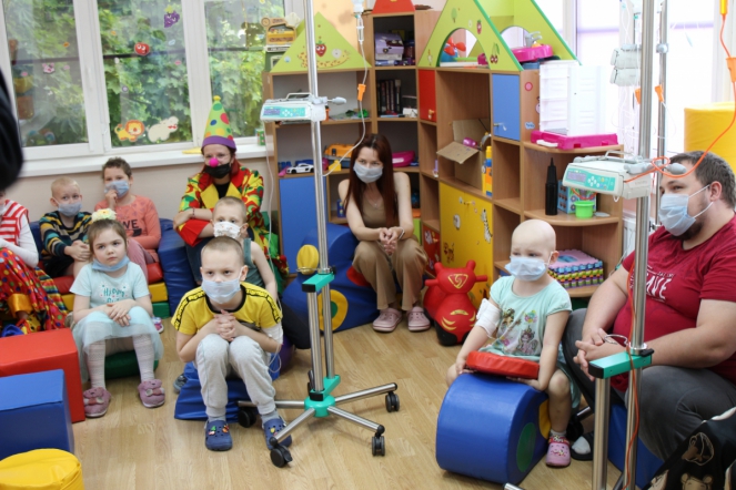 Пациентов онкогематологического отделения Педиатрического университета поздравили с Днем защиты детей 4