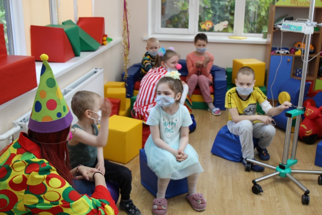 Пациентов онкогематологического отделения Педиатрического университета поздравили с Днем защиты детей