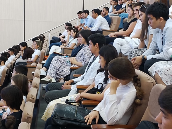 Дмитрий Иванов встретился со студентами Ташкентского педиатрического медицинского института 1