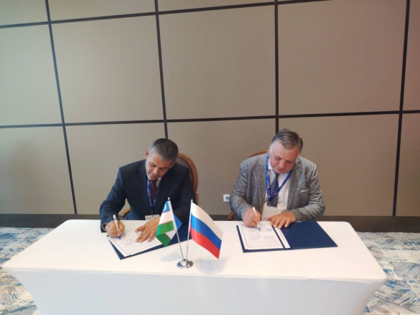 Дмитрий Иванов в рамках Узбекско-российского медицинского форума 3 июня в Самарканде награждён знаком «Отличник здравоохранения Узбекистана» 11