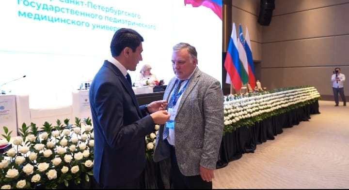 Дмитрий Иванов в рамках Узбекско-российского медицинского форума 3 июня в Самарканде награждён знаком «Отличник здравоохранения Узбекистана» 22