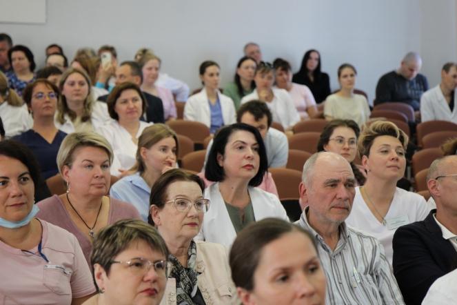 Дмитрий Иванов отметил благодарностями сотрудников Педиатрического университета 1