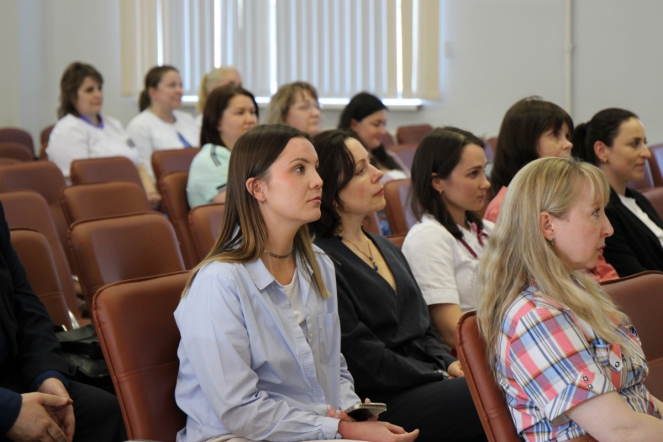 Дмитрий Иванов отметил благодарностями сотрудников Педиатрического университета 6