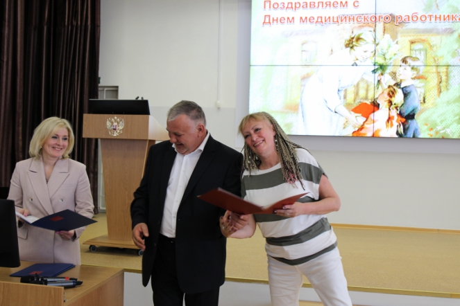 Дмитрий Иванов отметил благодарностями сотрудников Педиатрического университета 17