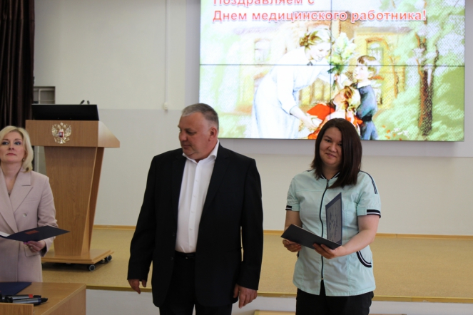 Дмитрий Иванов отметил благодарностями сотрудников Педиатрического университета 19