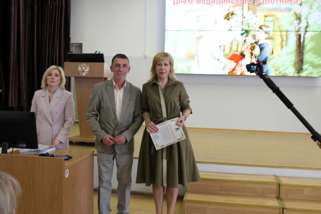 Дмитрий Иванов отметил благодарностями сотрудников Педиатрического университета 25