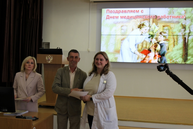 Дмитрий Иванов отметил благодарностями сотрудников Педиатрического университета 31