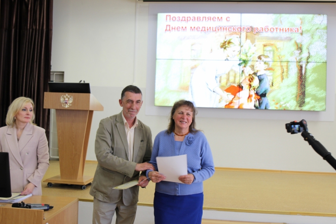 Дмитрий Иванов отметил благодарностями сотрудников Педиатрического университета 34