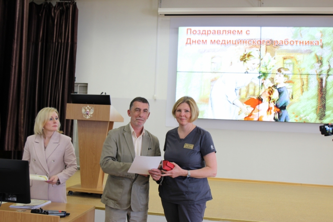Дмитрий Иванов отметил благодарностями сотрудников Педиатрического университета 35