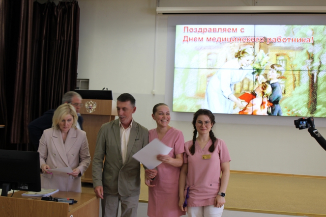 Дмитрий Иванов отметил благодарностями сотрудников Педиатрического университета 37