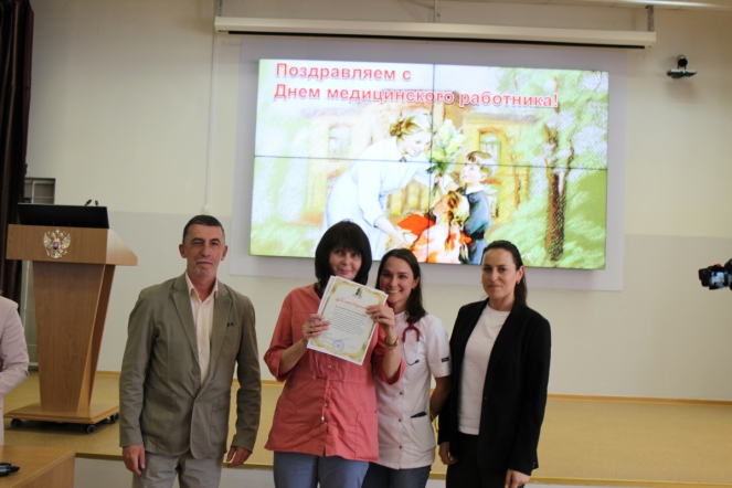 Дмитрий Иванов отметил благодарностями сотрудников Педиатрического университета 39