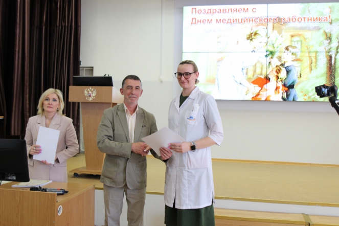 Дмитрий Иванов отметил благодарностями сотрудников Педиатрического университета 42