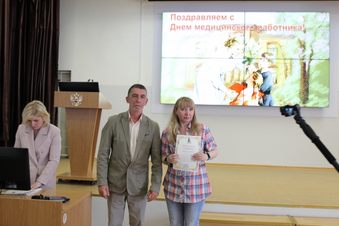 Дмитрий Иванов отметил благодарностями сотрудников Педиатрического университета 45