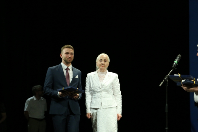 В Педиатрическом университете вручили дипломы выпускникам 8