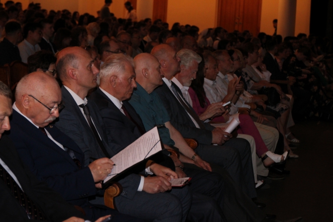 В Педиатрическом университете вручили дипломы выпускникам 32