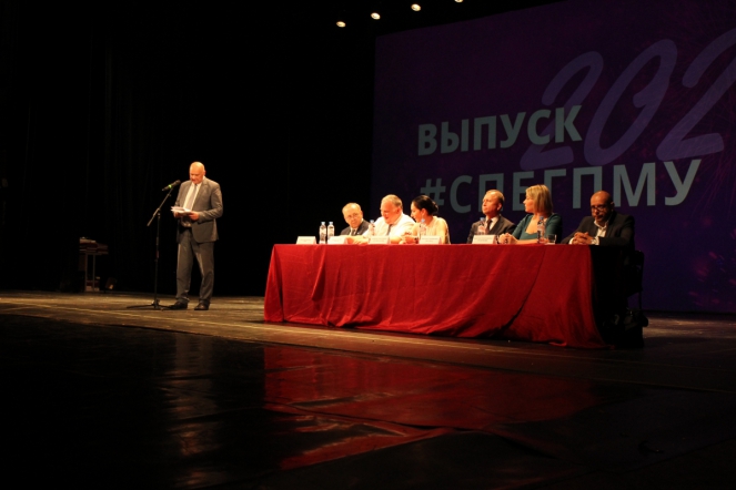 В Педиатрическом университете вручили дипломы выпускникам 39