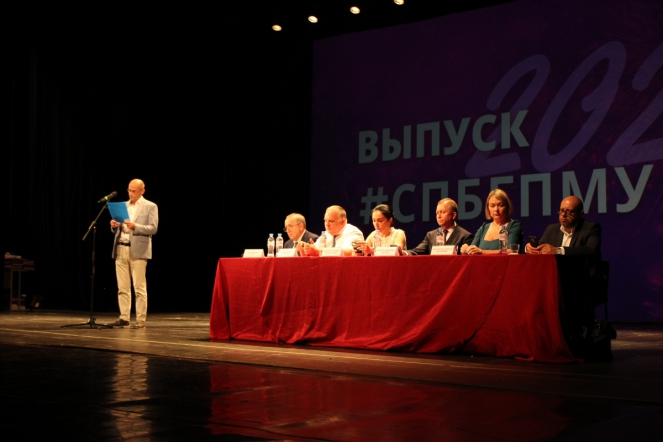 В Педиатрическом университете вручили дипломы выпускникам 43