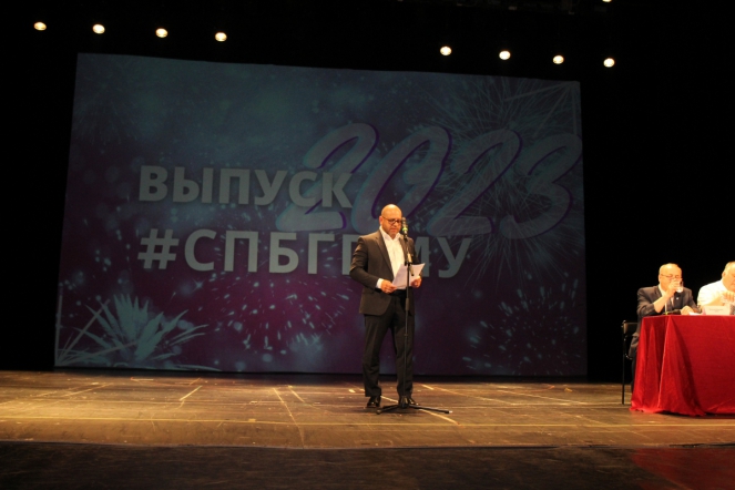 В Педиатрическом университете вручили дипломы выпускникам 69