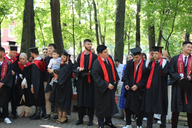 Иностранным выпускникам Педиатрического университета вручили дипломы о высшем образовании 3