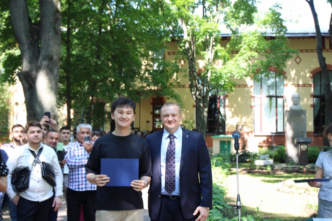 Иностранным выпускникам Педиатрического университета вручили дипломы о высшем образовании 18