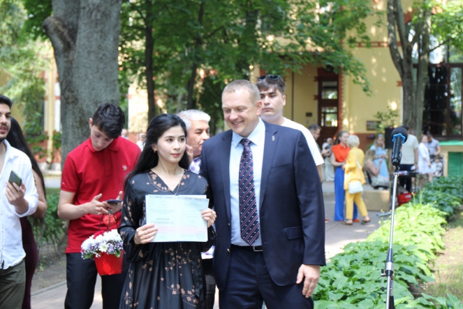 Иностранным выпускникам Педиатрического университета вручили дипломы о высшем образовании 67