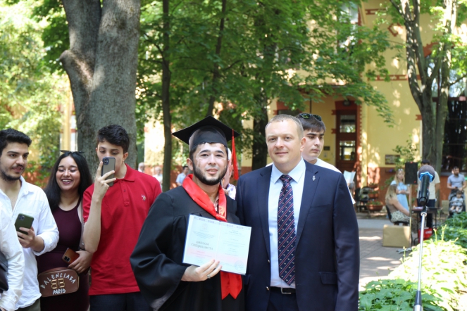 Иностранным выпускникам Педиатрического университета вручили дипломы о высшем образовании 70