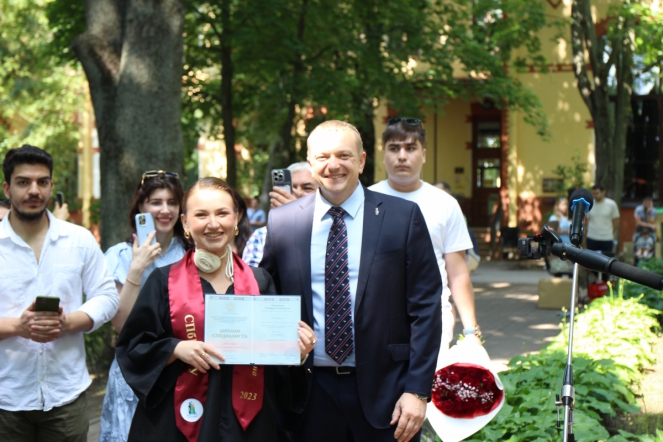 Иностранным выпускникам Педиатрического университета вручили дипломы о высшем образовании 77